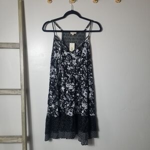 NWT ODDY WOMEN'S FLORAL BLACK AND WHITE DRESS SIZE MEDIUM